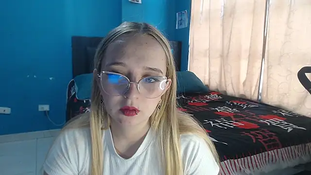 Liaroberts1 online show from October 2025 11:55:02 AM