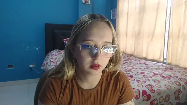 Liaroberts1 online show from December 2025 12:15:02 PM