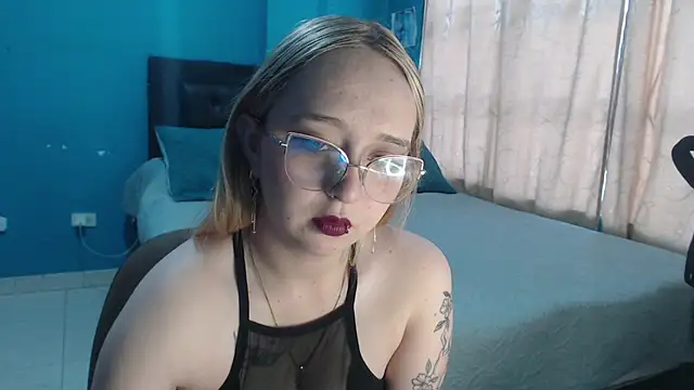 Liaroberts1 online show from September 2025 11:43:01 AM