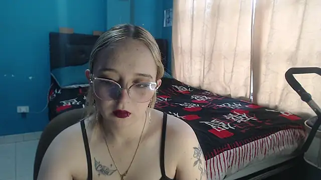 Liaroberts1 online show from October 2025 12:08:01 PM