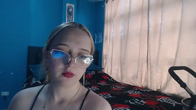 Liaroberts1 online show from October 2025 12:06:02 PM