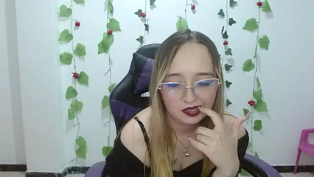 Snapshot of Liaroberts1 chatting on May 2026 04:49:02 AM Liaroberts1 online show from May 2026 04:49:02 AM