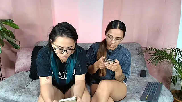 Jules n Gia online show from December 2025 09:21:02 PM