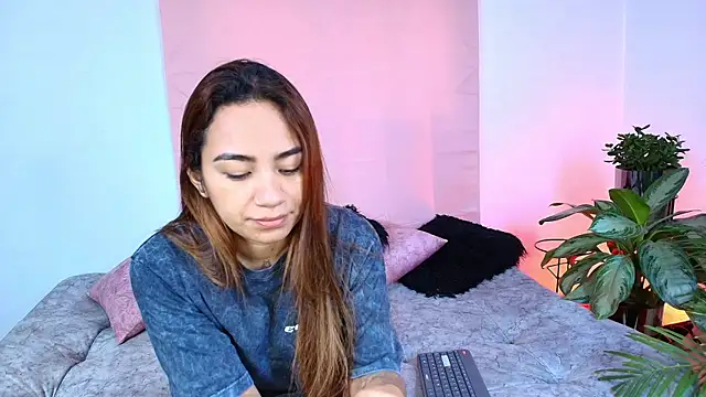 Jules n Gia online show from November 2025 05:40:02 PM