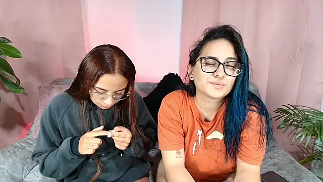 Jules n Gia online show from December 2025 01:10:02 AM