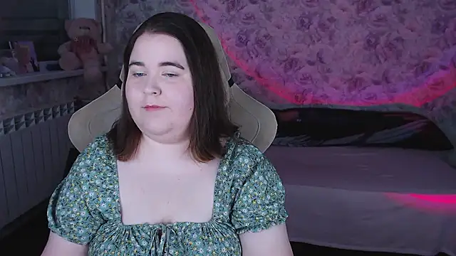 Estelle Hicks online show from March 2026 06:42:02 PM