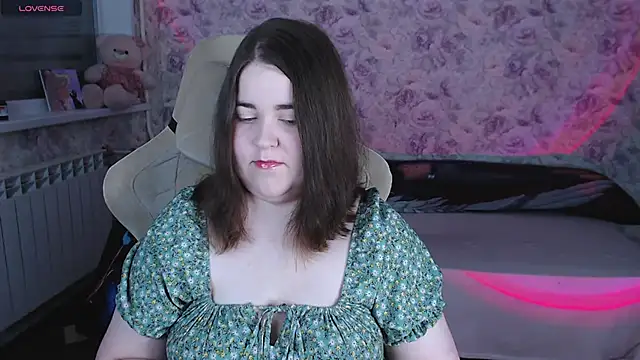 Estelle Hicks online show from May 2026 07:00:01 PM