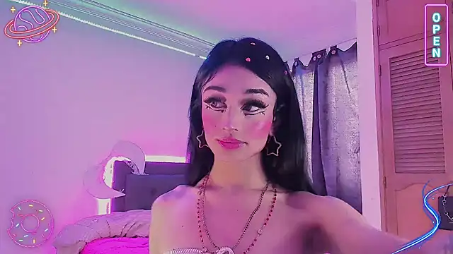 Snapshot of LittleEmmaa chatting on December 2024 04:34:01 PM LittleEmmaa online show from December 2024 04:34:01 PM