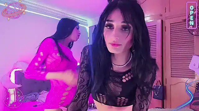 Snapshot of LittleEmmaa chatting on December 2024 06:16:01 AM LittleEmmaa online show from December 2024 06:16:01 AM