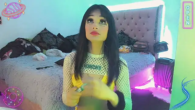 Snapshot of LittleEmmaa chatting on January 2025 11:10:02 PM LittleEmmaa online show from January 2025 11:10:02 PM