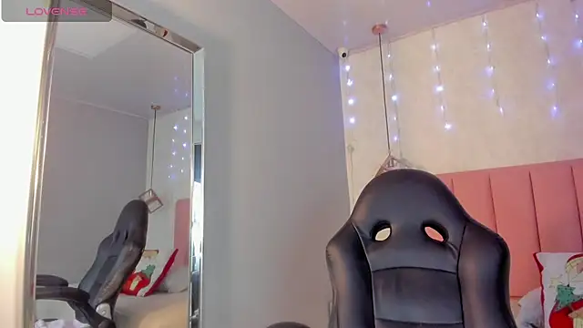 SUNNYCYRUS online show from December 2025 12:32:02 PM