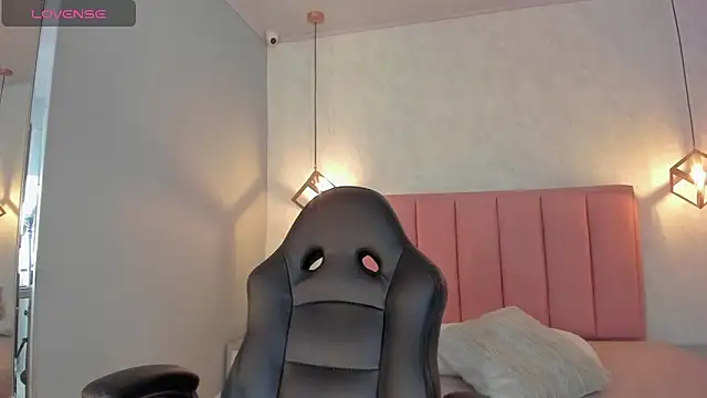 SUNNYCYRUS online show from November 2025 12:42:02 PM