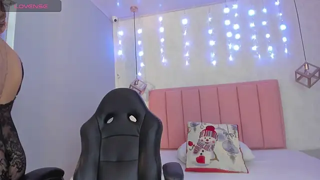 SUNNYCYRUS online show from December 2025 12:44:02 PM