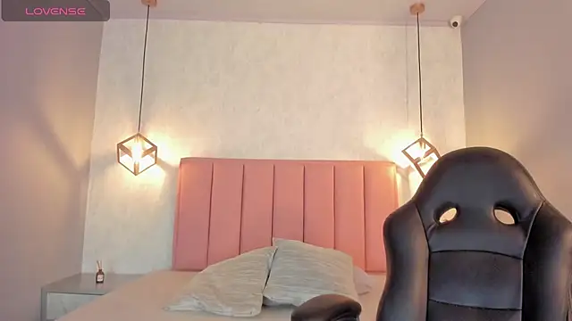 SUNNYCYRUS online show from October 2025 12:37:02 PM