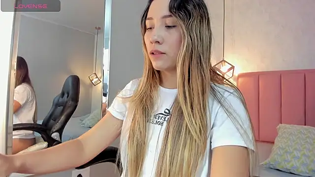 SUNNYCYRUS online show from April 2026 12:53:02 PM