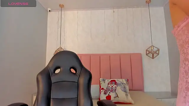 SUNNYCYRUS online show from December 2025 12:41:01 PM