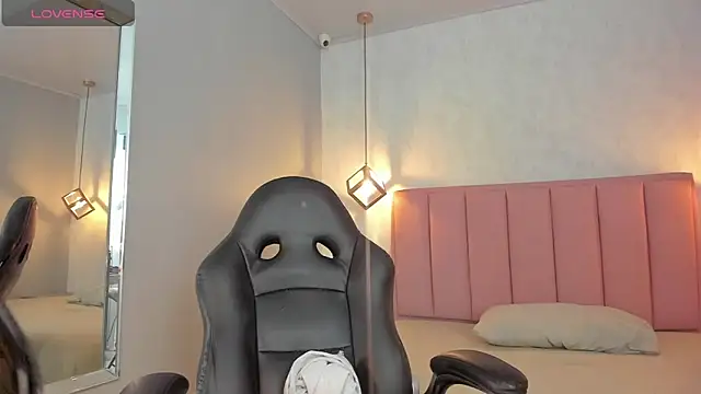 SUNNYCYRUS online show from March 2026 12:43:01 PM