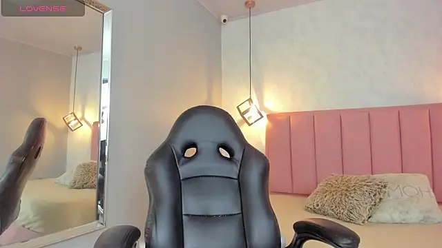 SUNNYCYRUS online show from February 2026 12:35:01 PM