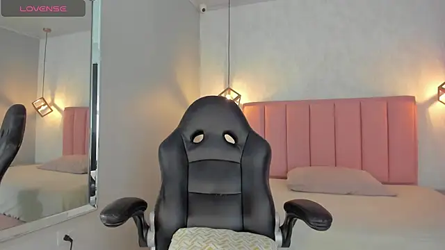 SUNNYCYRUS online show from February 2026 12:27:01 PM