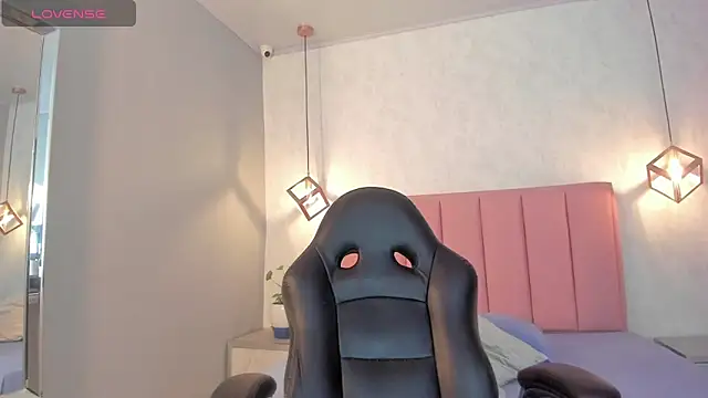 SUNNYCYRUS online show from November 2025 12:30:01 PM