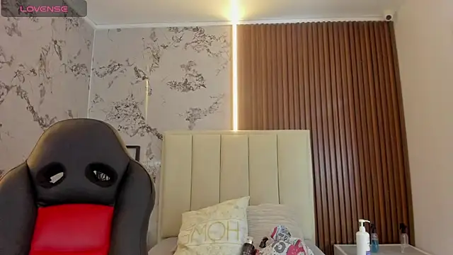 SUNNYCYRUS online show from November 2025 12:31:01 PM