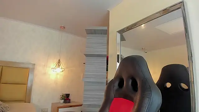 SUNNYCYRUS online show from April 2026 01:02:01 PM