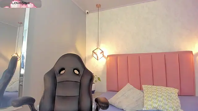 SUNNYCYRUS online show from November 2025 12:31:02 PM