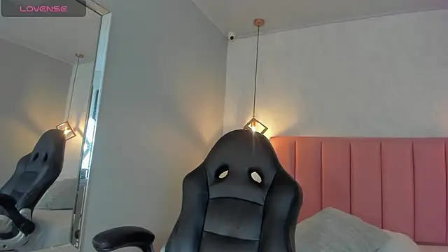 SUNNYCYRUS online show from October 2025 12:28:01 PM