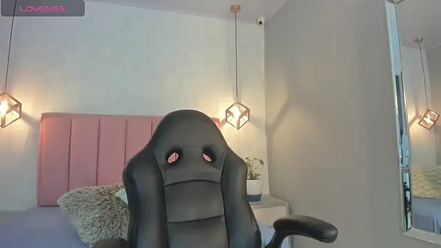 SUNNYCYRUS online show from November 2025 12:31:02 PM