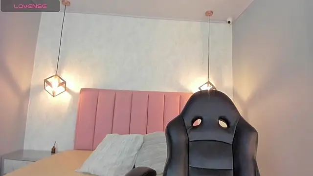 SUNNYCYRUS online show from October 2025 12:28:01 PM