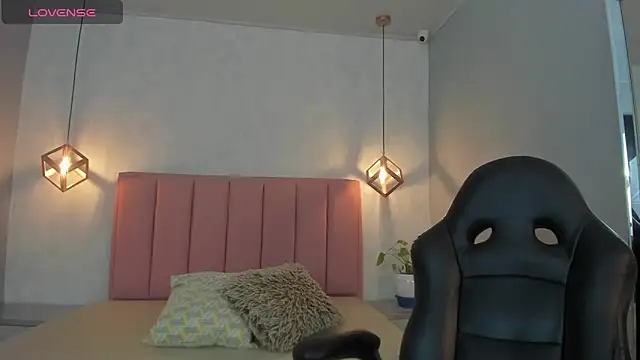 SUNNYCYRUS online show from November 2025 12:33:02 PM