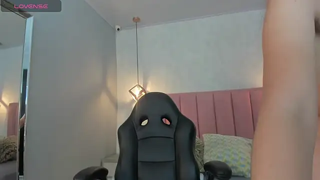 SUNNYCYRUS online show from November 2025 12:32:01 PM