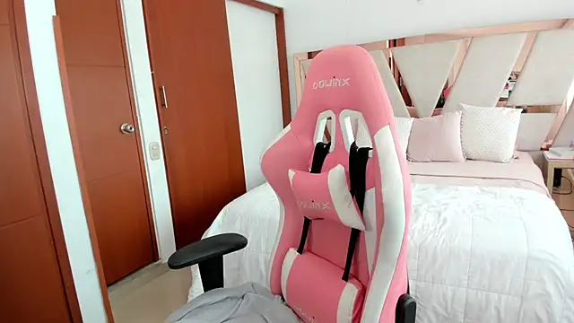 emma lopes online show from November 2025 07:40:01 PM