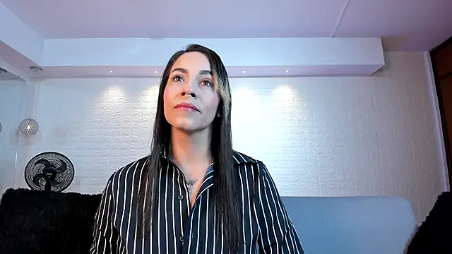 Snapshot of violet_scott chatting on November 2025 10:37:02 AM violet scott online show from November 2025 10:37:02 AM