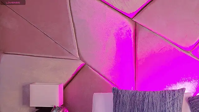 Nahomi King online show from December 2025 04:32:02 PM