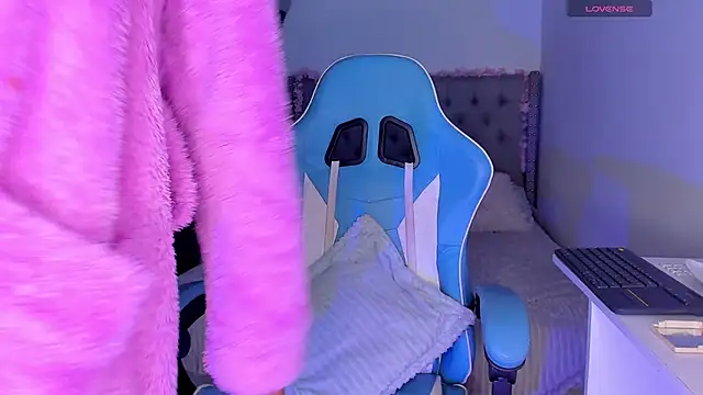 Violet Rost online show from November 2025 01:48:02 PM