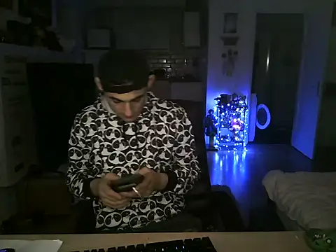 Snapshot of mihaimichael chatting on November 2025 03:18:02 AM mihaimichael online show from November 2025 03:18:02 AM