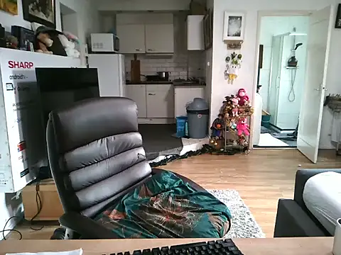 Snapshot of mihaimichael chatting on December 2025 01:50:01 PM mihaimichael online show from December 2025 01:50:01 PM