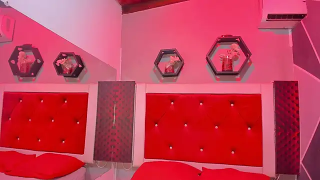 Snapshot of Karoll014 chatting on November 2025 12:44:02 PM Karoll014 online show from November 2025 12:44:02 PM