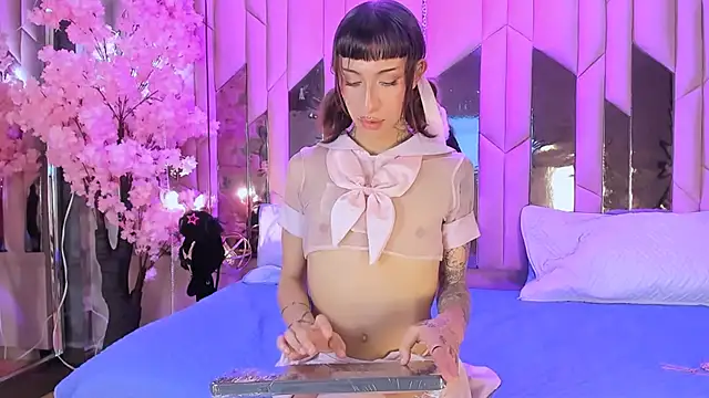 MadisonWood01 online show from November 2025 02:32:01 PM