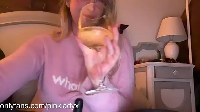 Snapshot of Pinkyladyxxx chatting on January 2025 02:04:01 AM Pinkyladyxxx online show from January 2025 02:04:01 AM