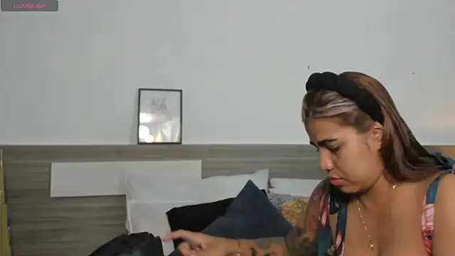 SaraaJhonsonn online show from April 2026 02:03:02 PM