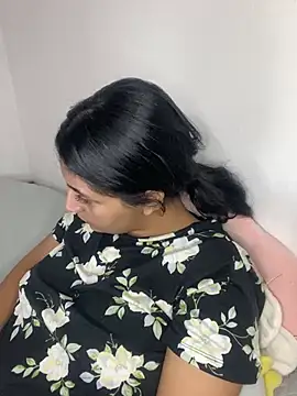 cloe small online show from February 2025 09:33:02 AM