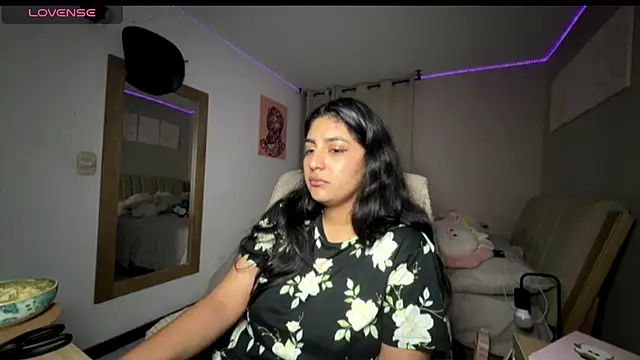 cloe small online show from October 2025 03:40:02 AM