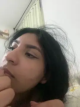 cloe small online show from March 2025 07:41:01 AM