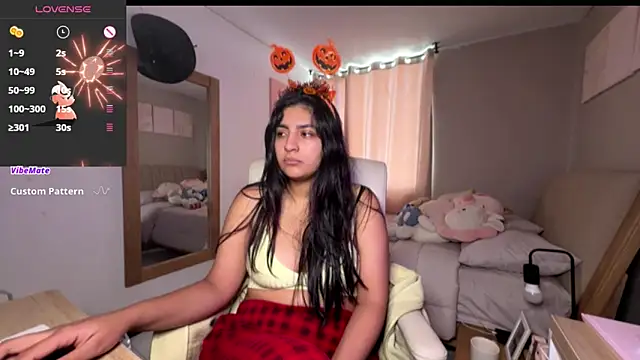 cloe small online show from October 2025 08:41:02 PM