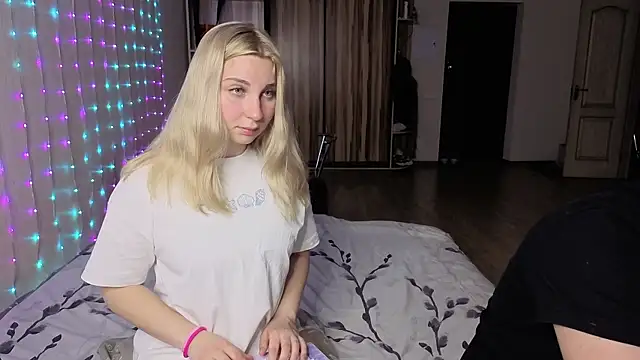 llolilove online show from April 2026 09:01:02 PM