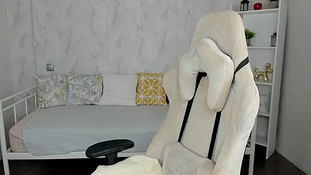 Polly  Cutie online show from October 2025 05:42:01 AM