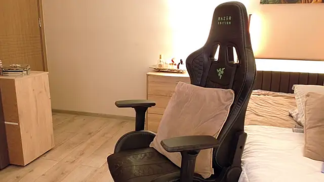 joycesilver online show from December 2025 09:19:02 AM