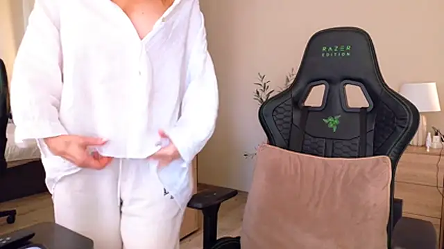 joycesilver online show from April 2026 09:33:01 AM